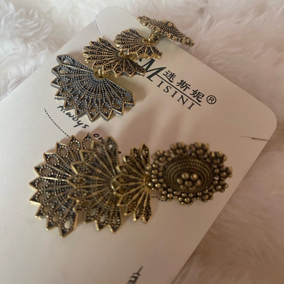 Gold toned earrings - Picture 3 of 7